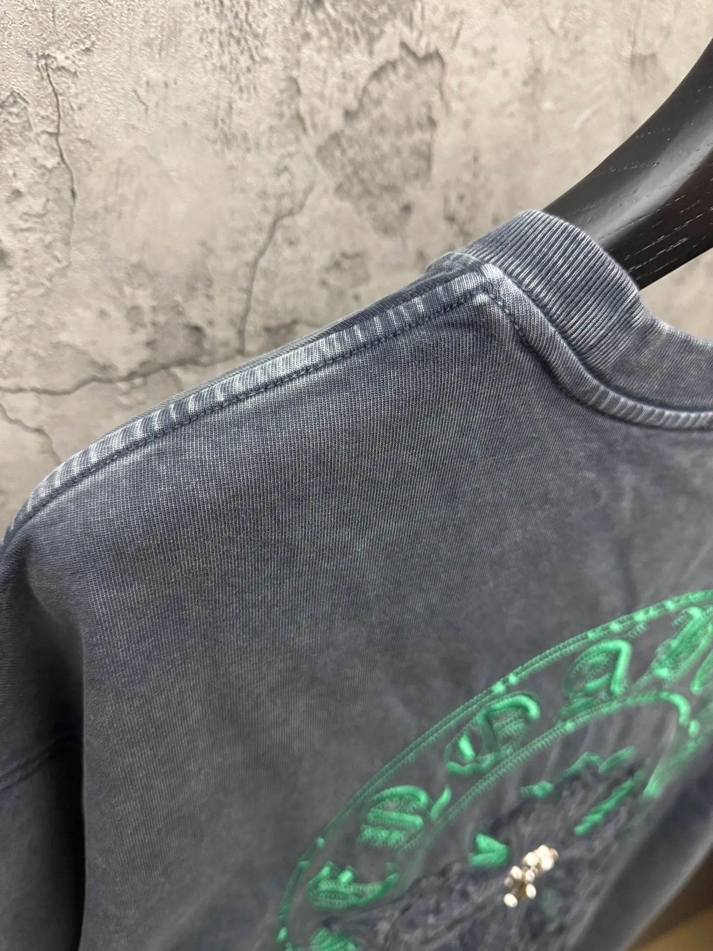 P240 top version, real shot without P, ​​different from market currency) 𝗖𝗵𝗿𝗼𝗺𝗲 𝗛𝗲𝗮𝗿𝘁𝘀/Croxin 2026 spring new original single counter American washed patch embroidered couple short sleeves 👑The highest version! Customized fabric 320 grams, washed and fried. Best-selling model at the counter. Very comfortable to wear. Accessories: Original molded and authenticated collar label➕100% silk wash label. Genuine purchase-grade original hangtag➕matching hanging rope➕3D hanging beads➕original packaging bag. Craftsmanship: The original version has consistent wiring! The highest version of the armhole matching technique! Color: Gray Black Size: S M L XL Style No.: 6616